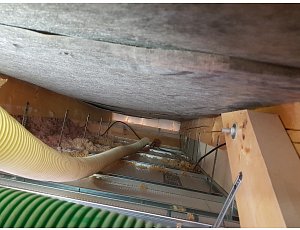 Foukaná izolace na stropní konstrukci